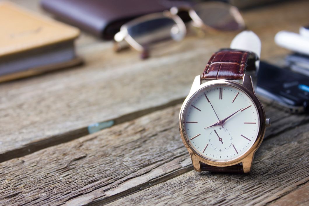 Reasons Why People Should Wear Traditional Watches