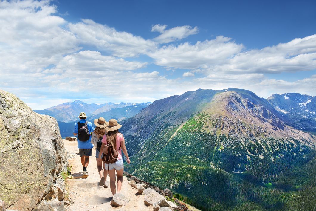 6 Essential Items To Bring on a Daytime Hiking Trip